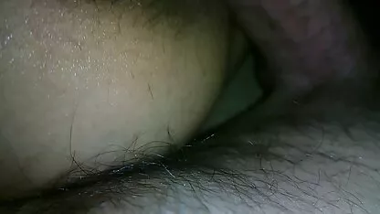 A senhora tira hentai d as cuecas e fode a rata molhada com o strapon.