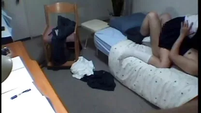 Uma rapariga simples com um belo corpo sonia porno a usar cuecas à frente da Câmara