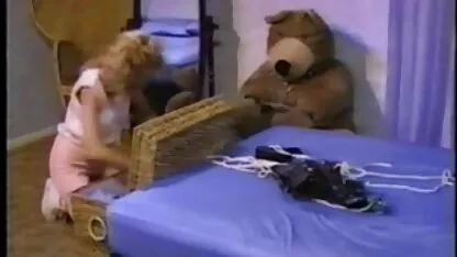 Um tipo a chupar uma loira vídeo de pornô mulher russa com um belo corpo num homem livre.