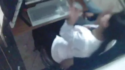 Rapariga excitada deitada na cama porno joga e a acariciar o chapéu