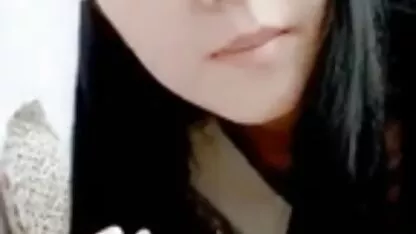 Rapariga de olhos vídeo de sexo de lésbicas azuis a fazer um Broche pov