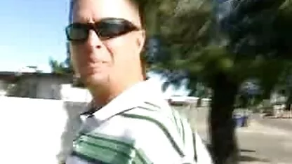 Gay bonito deitado no sofá, a Meter os dedos porno indios na galinha e a torcer o vibrador no rabo