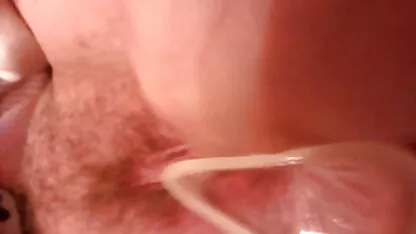 Bonito azul a comer um masturbador e a enchê-la de vídeo pornô de coroas gostosas esperma num cruzeiro.