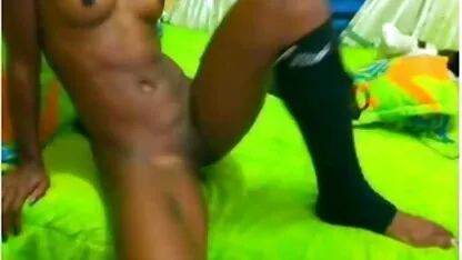 Ninfomaníaca com Mamas pequenas a tomar na boca e a entregar videos de putaria pus