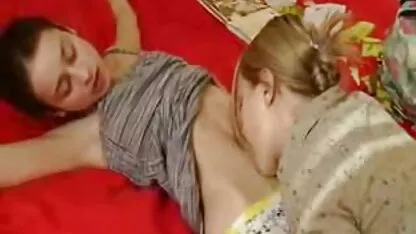 Belas xvideos incesto real cortesãs despem lingerie erótica e mostram seios perfeitos.