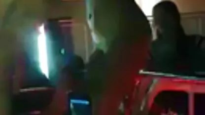 As raparigas estão quase nuas a abraçar-se à frente vídeo de sexo de lésbicas da Câmara.