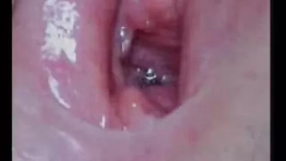 O modelo vídeo pornô mulher pelada da Webcam entupiu o brinquedo sexual dos dedos em privado.