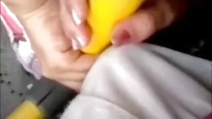 Duas vídeo pornô tirando a virgindade raparigas chupam o homem.