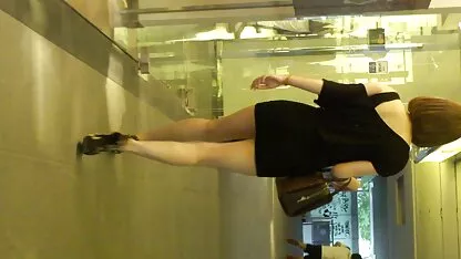 O chefe andava a comer uma secretária num copo depois de um broche no escritório. vídeo pornô grátis