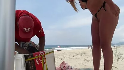 Mulher sentada na cara vídeo pornô online do marido com uma vagina.
