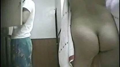 A multidão nos vídeo pornô com anã subúrbios e os seus amigos organizam sexo caseiro em grupo.