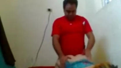 Os rapazes lambem apaixonadamente a vagina porno completo de beleza e empurram a pila