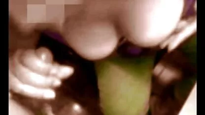 Ébano a deitar uma garrafa de champanhe na vagina de uma videos de sexo explicito mulher e a fodê-la