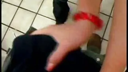 Linda loira com corte de cabelo pornogratid íntimo faz um Broche caseiro e fode