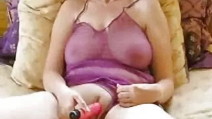 Dois tipos a foder uma rapariga num videos caseiros brasileiros dormitório pequeno.