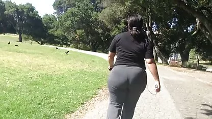 Boné de vídeo pornô gratis roupa jovem, geme em voz alta e queixam-se da masturbação no chão.