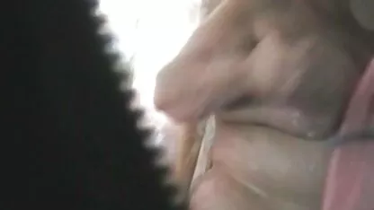 Um tipo musculado incesto hd tem uma cintura fina.