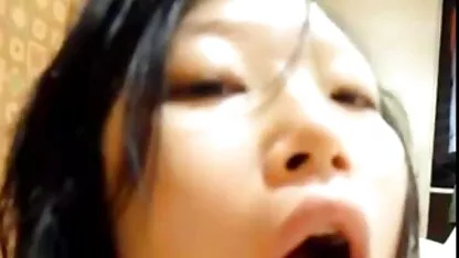 Morena as brasileirinhas vídeo pornô a massajar um membro com as mãos.