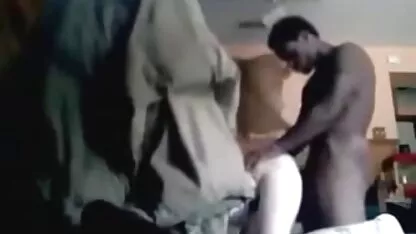 A loira barbeada e o namorado dela fodem com paixão vídeo de sexo de lésbica no chat erótico