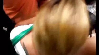 Uma prostituta inexperiente leva com três pilas video prono 2019 no rabo durante o MMF.