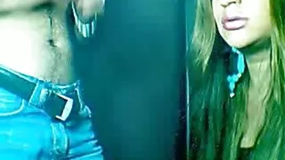 Doce Alice acaricia suavemente a vagina vídeo de pornô de mulher gostosa com as pontas dos dedos