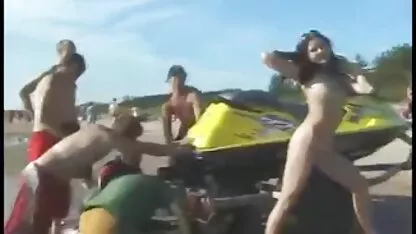 A Amanda pega num pau espesso nas bochechas através orgia porn do buraco na parede.
