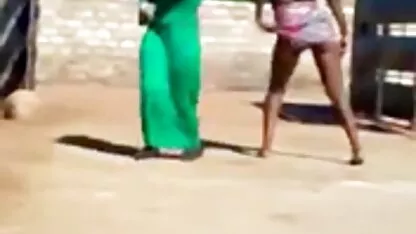 Beleza luxuosa videos de sexo estrupo em meias pretas acariciando buracos com dedos