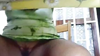 Três sexo forte porno doido lésbicas russas a acariciar maricas com a língua e a foder com um vibrador.