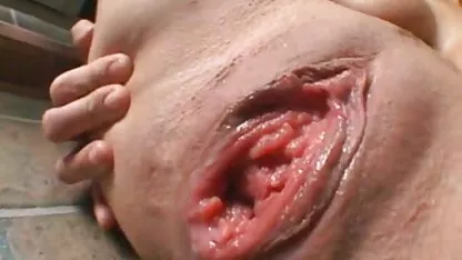 Morena com um rabo grande e chique abre os lábios e põe vidio di pono vibrador na vagina dela.