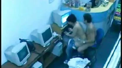 A miúda xvídeos tem um orgasmo forte do cunnilingus e grita do alto
