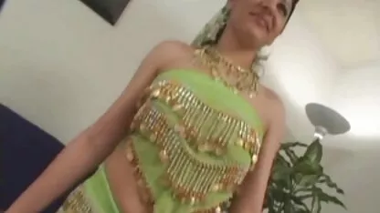 Uma prostituta faz uma pausa videos de sexo legendado para fumar depois de uma Masturbação Cruel.