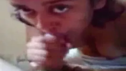 A video porno proibido Ucrânia despe-se em frente à câmara e mostra os seios nus