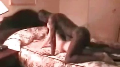 Um jovem tirou as cuecas de um homem e video sexo romantico fritou-as no ânus.