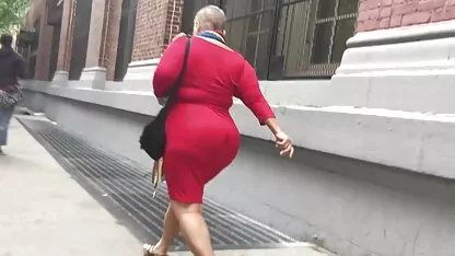 Uma jovem fada acariciando sua vagina raspada e enfiando seu dedo em sua vagina videos pornô gratis