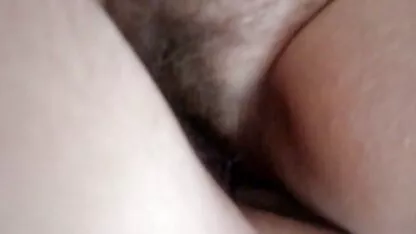 Um grupo de gays organiza uma festa de sexo em grupo monica mattos videos no sofá.