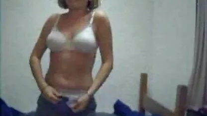 O marido grisalho come a miúda com força e vídeo de sexo da gretchen fá - la gritar por causa de um orgasmo.