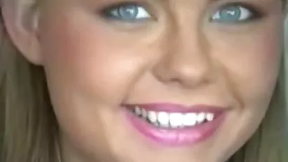 Slim Slut fode-se com os dedos e vídeo pornô em desenho acaba em frente à Câmara