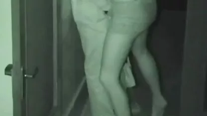 Dois escravos zombam de vidio de pono uma puta provocadora