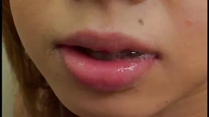 Um homem Sexy a comer um mia khalifa sexo anal homem nas nádegas depois de acariciar oral