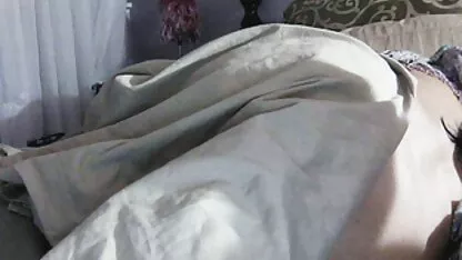 Morena de cabelo comprido e seios bonitos faz um Broche vídeodesexo caseiro e fode