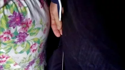 A Linda Nicole mexe vídeo pornô de mulher brasileira os dedos e chupa o pénis do namorado.
