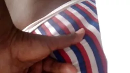 Uma rapariga a meter o dedo no cabrão do gajo e a fodê-lo na vídeo de putaria conversa sexual Ruskams.