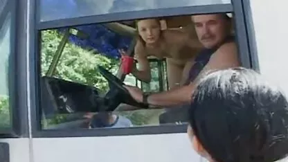 Vergonhosa e inconscientemente, video de sexo pai e filha metiski acariciava educadamente a vagina dela.