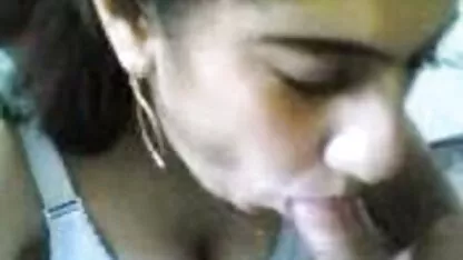 Uma mulher casual de meias pretas xvideos caseiros novinhas a cuspir com um tipo na mesa.
