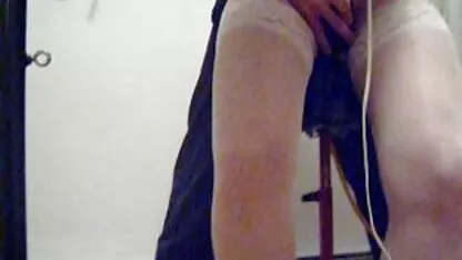 Rapariga russa com 18 anos e admira o seu corpo nu no barbie porno espelho
