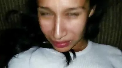 Modelo Nu xxx vídeos não só mostra roupas.