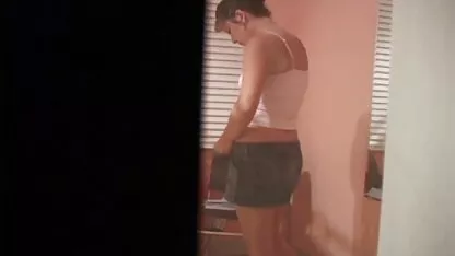 Rapariga xvídeos pornô caseiro de óculos a foder-se com um vibrador poderoso