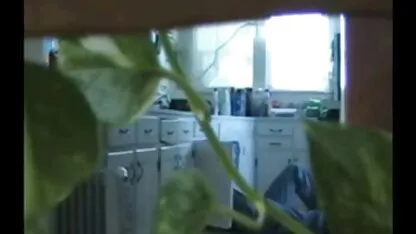 A miúda pequena vide de pono não presta e masturba-se com a pila grande.
