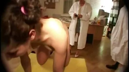 Usa um lubrificante de beleza nua, Dedilhando o rabo video porno samba e a vagina.