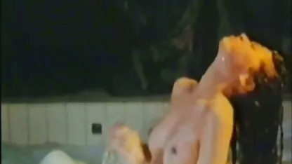 Quatro homossexuais a masturbar um vídeo de mulher pelada fazendo sexo homem e a encher-lhe a cara com esperma.
